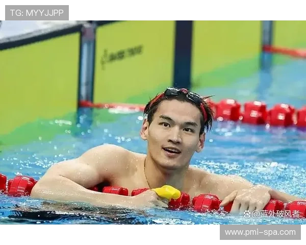 徐嘉余训练间隙居然刷起了奢侈品牌，泳池边的样子谁敢跟普通打工人比？